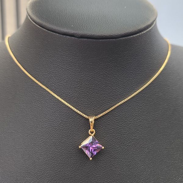 Halskette mit Anhänger – Lila Zirkonia in Rombenform, 18K vergoldet – Bild 2