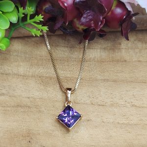 Halskette mit Anhänger – Lila Zirkonia in Rombenform, 18K vergoldet