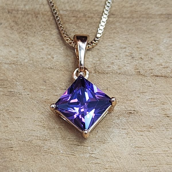 Halskette mit Anhänger – Lila Zirkonia in Rombenform, 18K vergoldet – Bild 4