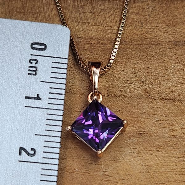 Halskette mit Anhänger – Lila Zirkonia in Rombenform, 18K vergoldet – Bild 3